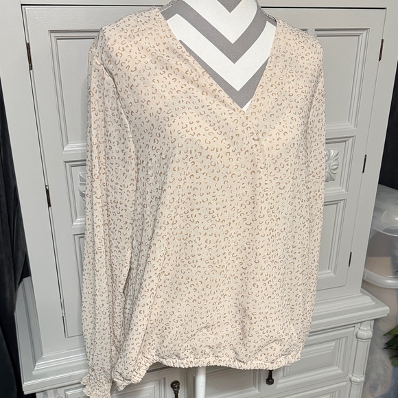 entro Tops - Entro Women's Cream Patterned V-Neck Blouse Size Large